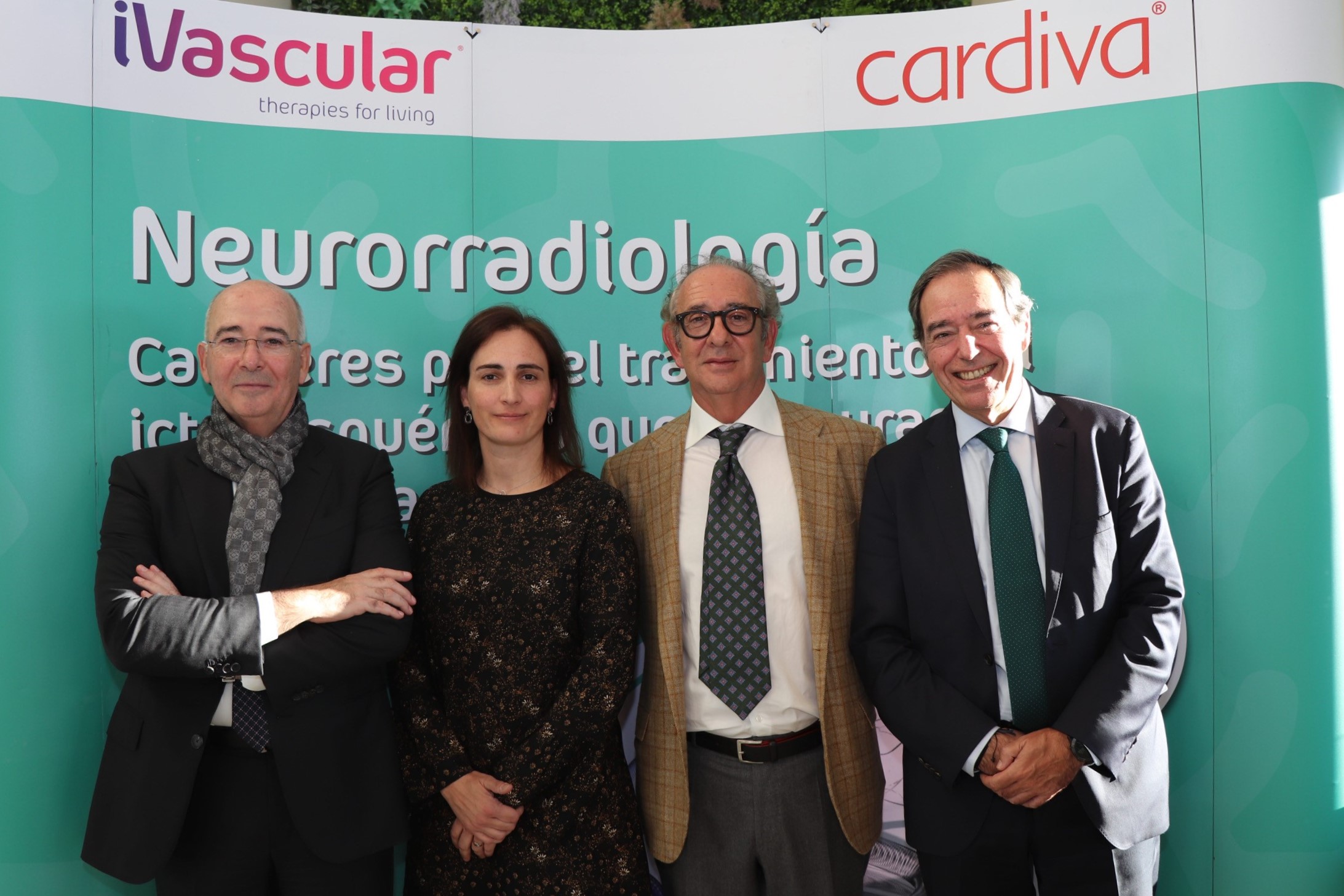 Dra. Darriba y Dra. López-Freire con el equipo de radiofrecuencia